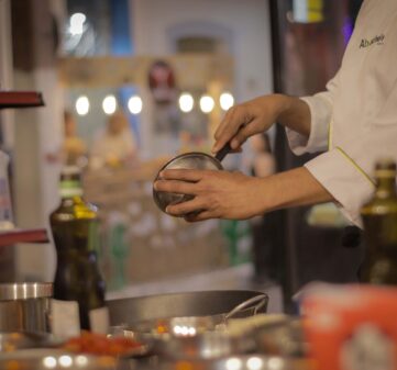 Live cooking na evencie firmowym – co to jest i dlaczego warto?